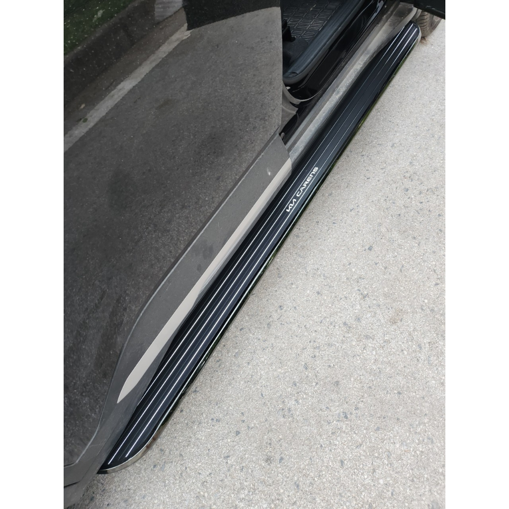 Bậc lên xuống, bệ bước chân xe Kia Carens 2022-2023. Mẫu Nhôm đúc nguyên khối. Khắc lase. Siêu KM