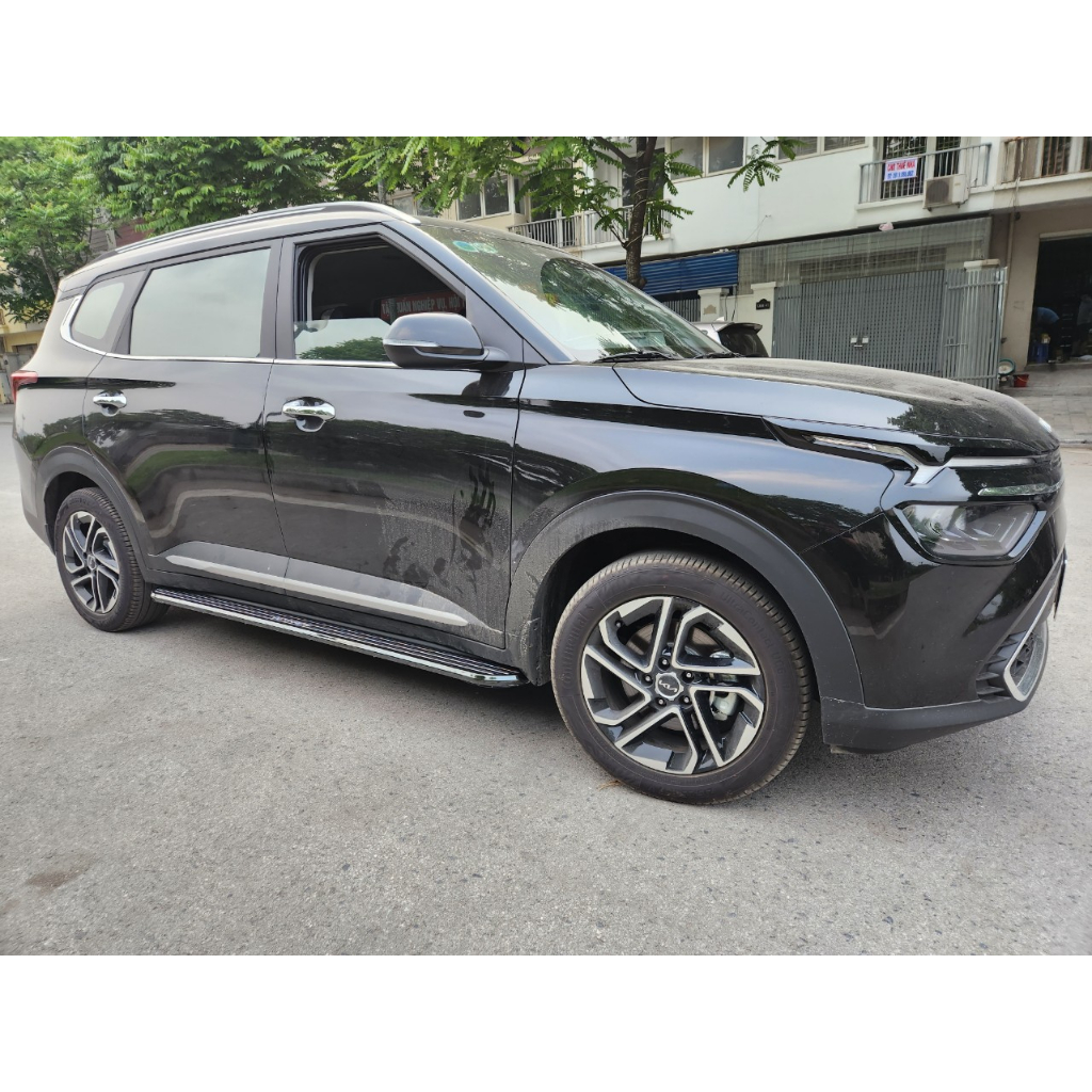 Bậc lên xuống, bệ bước chân xe Kia Carens 2022-2023. Mẫu Nhôm đúc nguyên khối. Khắc lase. Siêu KM