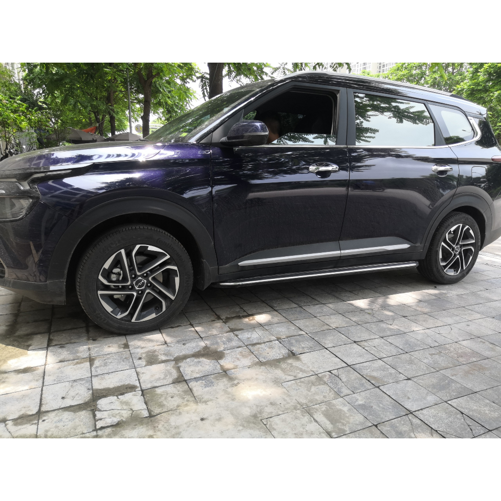 Bậc lên xuống, bệ bước chân xe Kia Carens 2022-2023. Mẫu Nhôm đúc nguyên khối. Khắc lase. Siêu KM
