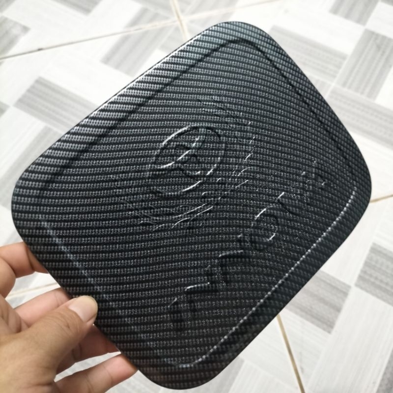 Ốp nắp bình xăng Innova 2006-2015 nhựa abs mạ crom,đen nhám và carbon