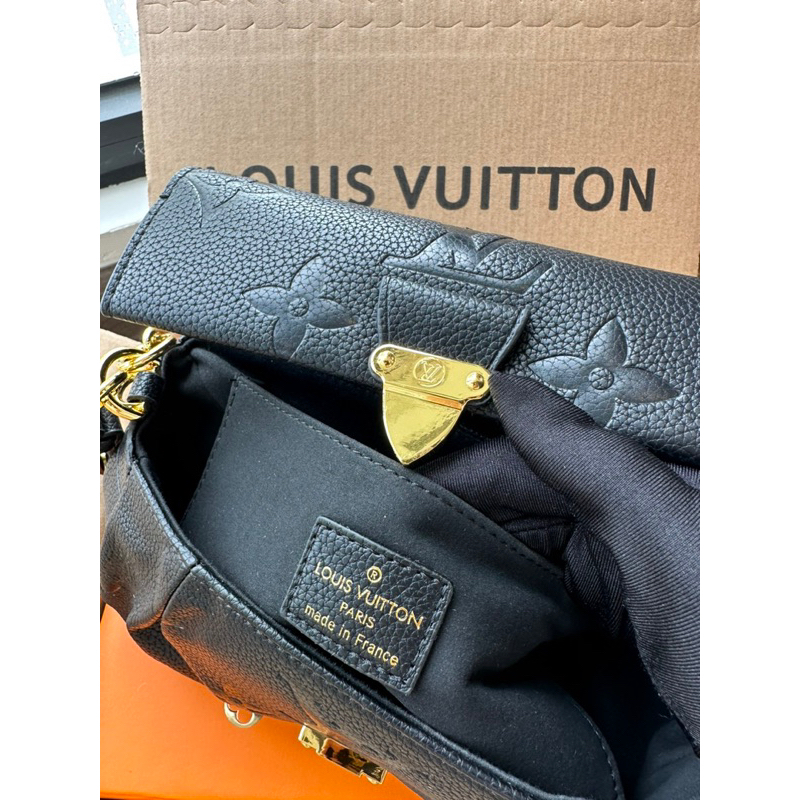 Túi Xách Lou. is Vui. Ttion favorite Size 24cm Màu Đen