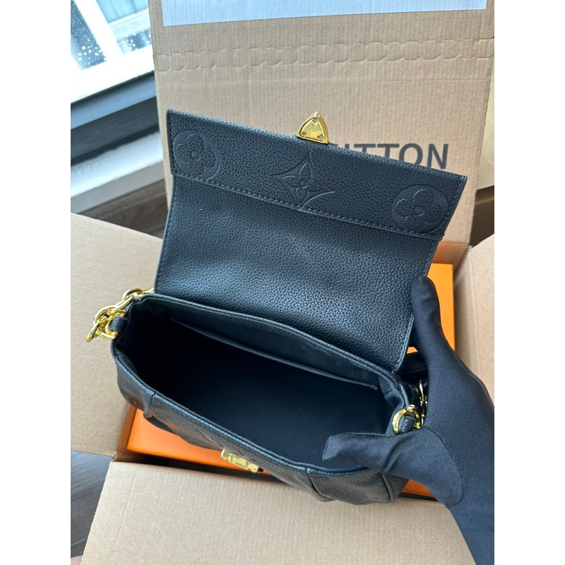 Túi Xách Lou. is Vui. Ttion favorite Size 24cm Màu Đen