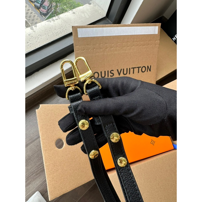 Túi Xách Lou. is Vui. Ttion favorite Size 24cm Màu Đen