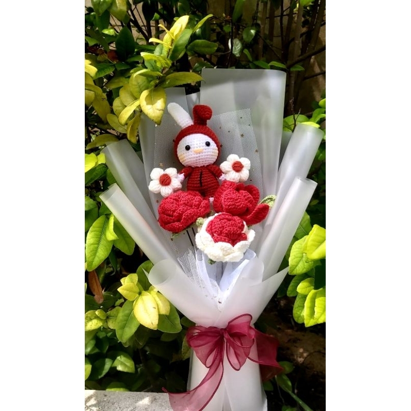 Bó hoa len phối thỏ áo đỏ+ hoa hồng+ tulip tông đỏ sang trọng + hàng sẵn