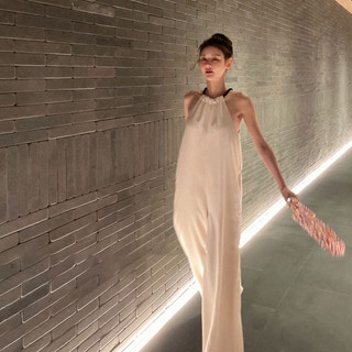 Jumpsuit yếm 2 dây màu trắng thích hợp mùa hè du lịch