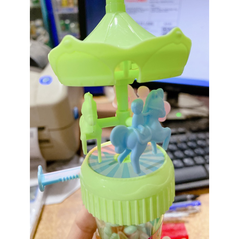 Vỉ 12 lọ kẹo xê kèm đồ chơi xích đu có đèn phát sáng