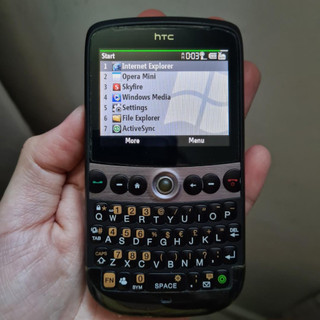Điện thoại cổ HTC Snap chạy Windows như máy tính PC