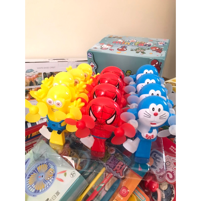 Quạt cầm tay Minions, người nhện Spiderman, doremon siêu dễ thương và đáng yêu, không dùng pin