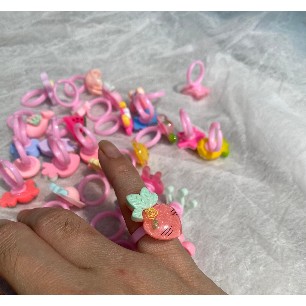 Nhẫn nhựa đính icon gấu dâu hồng,nhẫn họa tiết đáng yêu