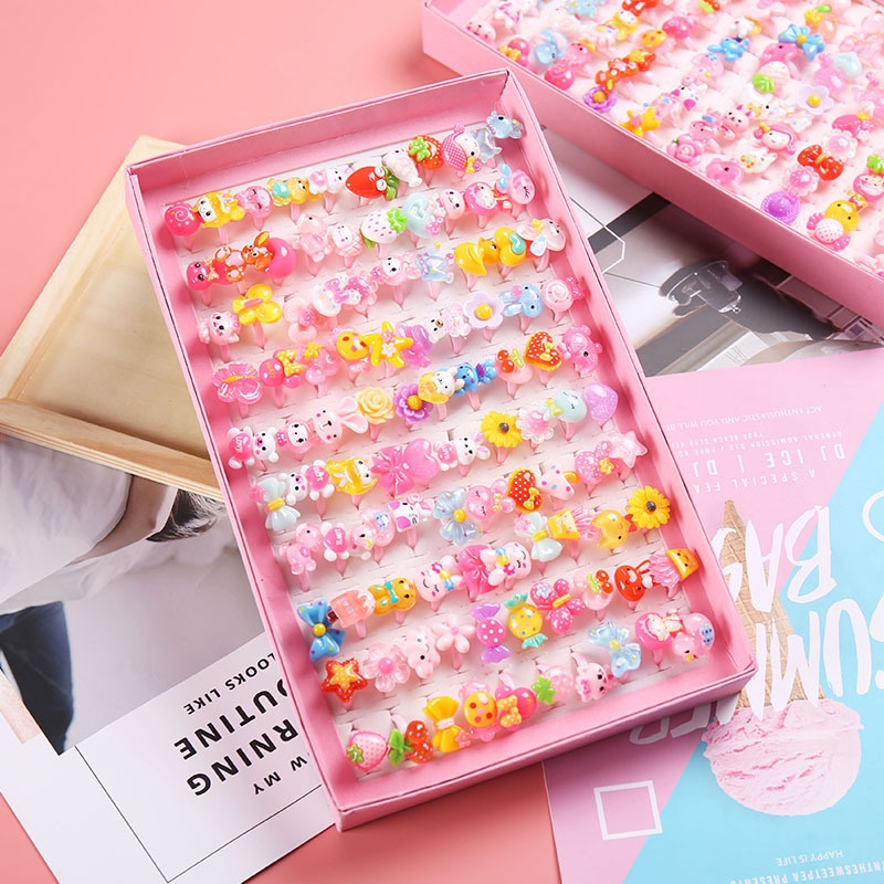 Nhẫn nhựa đính icon gấu dâu hồng,nhẫn họa tiết đáng yêu