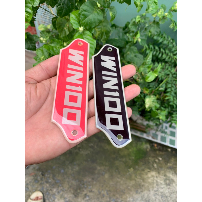 Logo win100 chất liệu nhôm nguyên chất phủ keo .