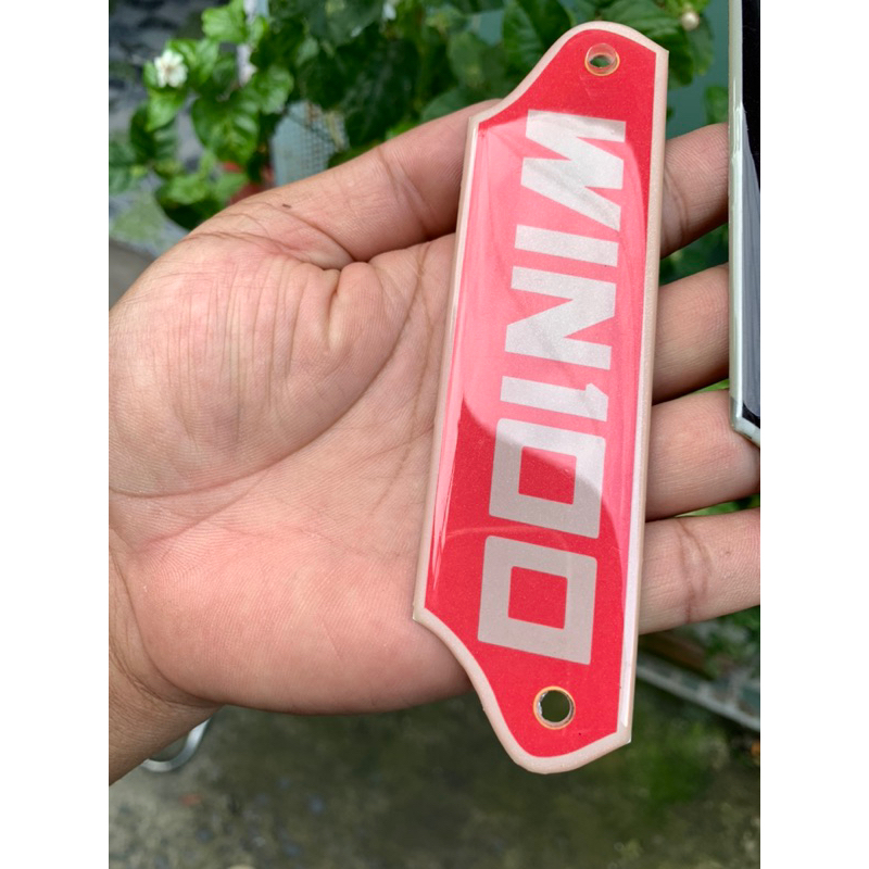Logo win100 chất liệu nhôm nguyên chất phủ keo .