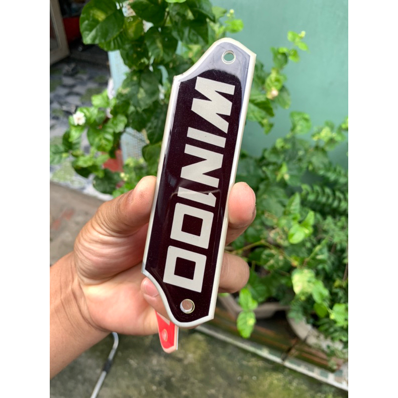 Logo win100 chất liệu nhôm nguyên chất phủ keo .