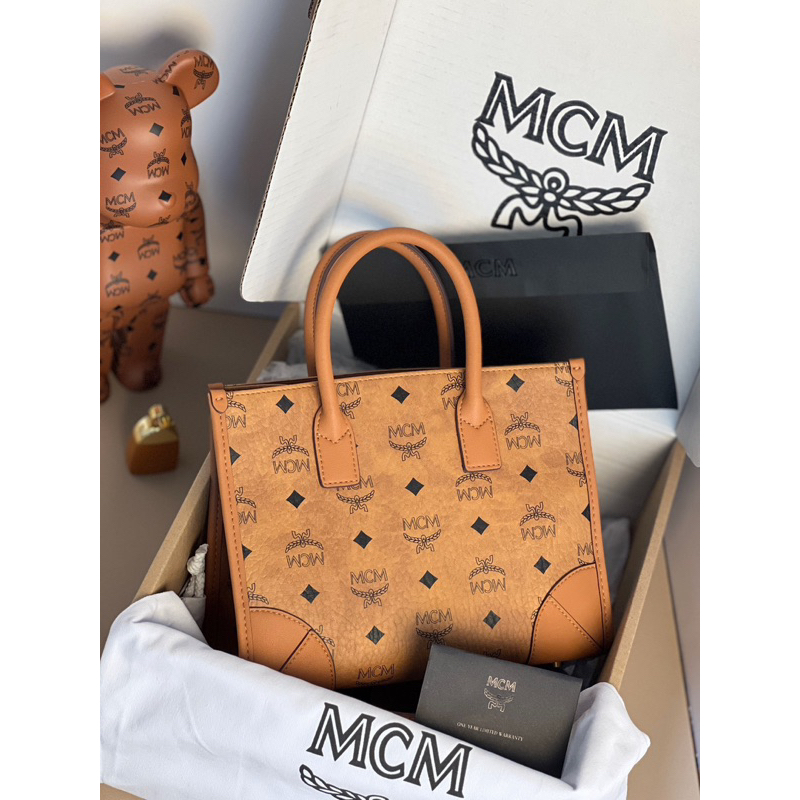 Túi xách MCM München Tote da bò nguyên bản, phần cứng làm bằng kim loại mạ vàng size 11x24x9cm