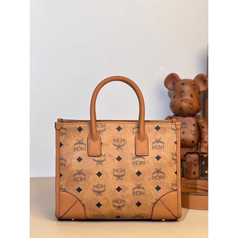 Túi xách MCM München Tote da bò nguyên bản, phần cứng làm bằng kim loại mạ vàng size 11x24x9cm