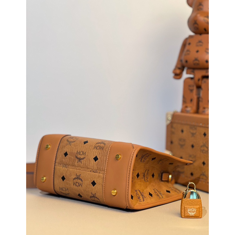 Túi xách MCM München Tote da bò nguyên bản, phần cứng làm bằng kim loại mạ vàng size 11x24x9cm