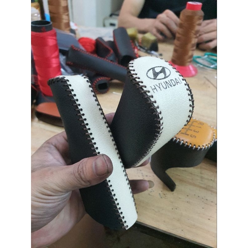 Bọc cần số + phanh tay xe Hyundai I10, Accent, Elantra  bằng da thật 100%