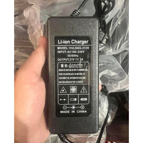 Sạc 5S 21V - 3A chuyên pin Li-ion ,có quạt làm mát và đèn báo đầy. BN.