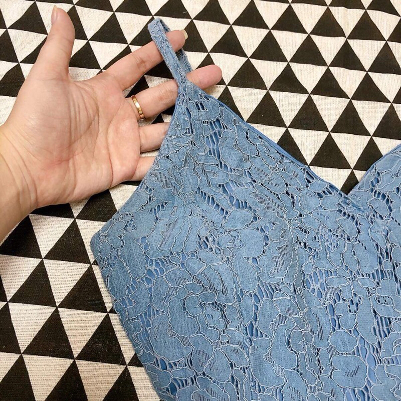 Jumpsuit 2 dây xanh ren phối hình thêu hoa