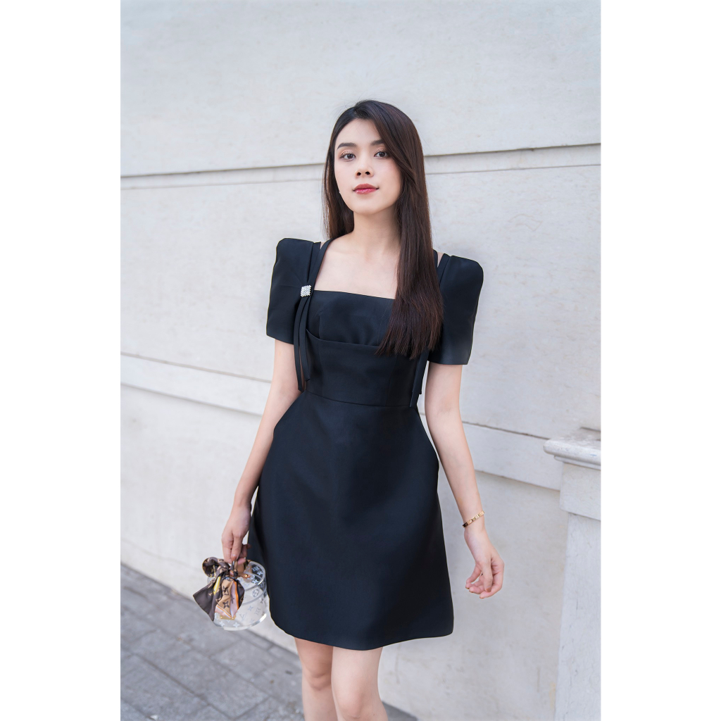 Hà Cúc - Đầm taffate cổ vuông