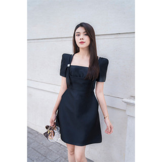 Hà Cúc - Đầm taffate cổ vuông
