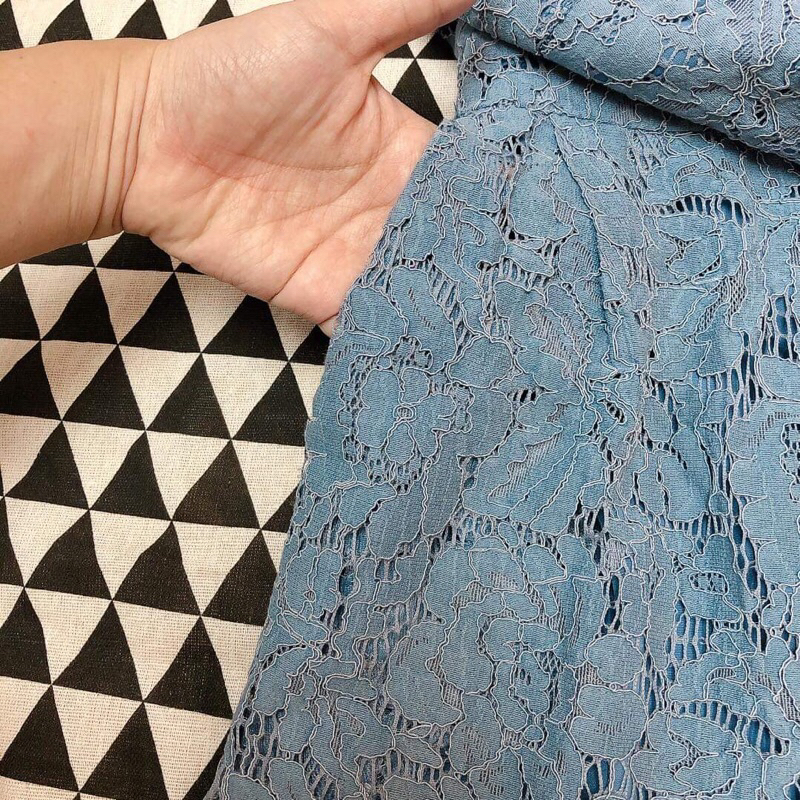 Jumpsuit 2 dây xanh ren phối hình thêu hoa