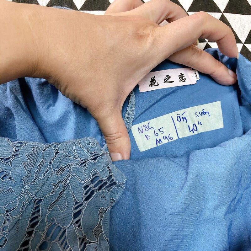 Jumpsuit 2 dây xanh ren phối hình thêu hoa