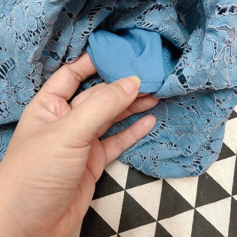 Jumpsuit 2 dây xanh ren phối hình thêu hoa