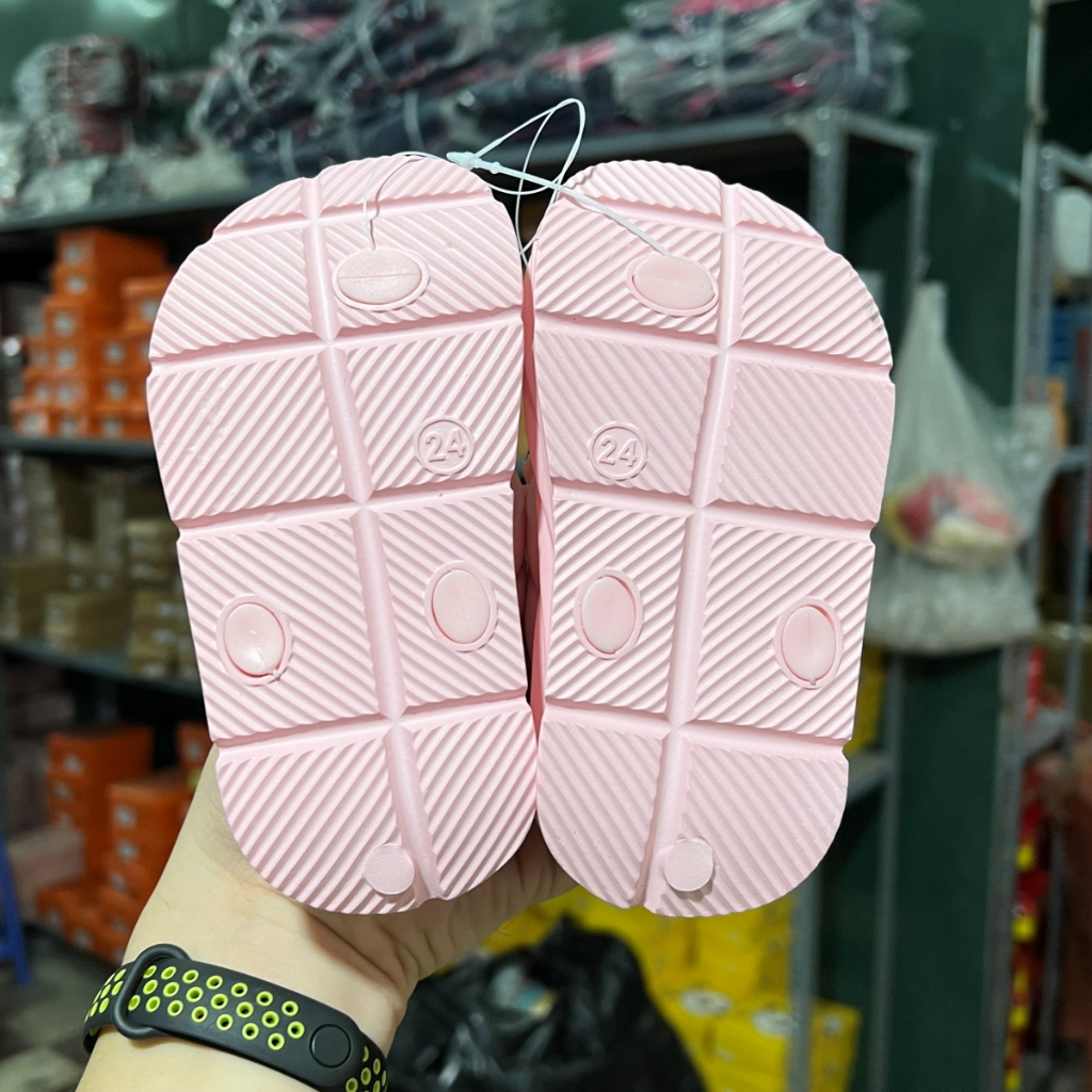 Dép lê xỏ ngón quai ngang gắn nơ gấu siêu nhẹ EVA cho bé từ 3 đến 10 tuổi phong cách thời trang