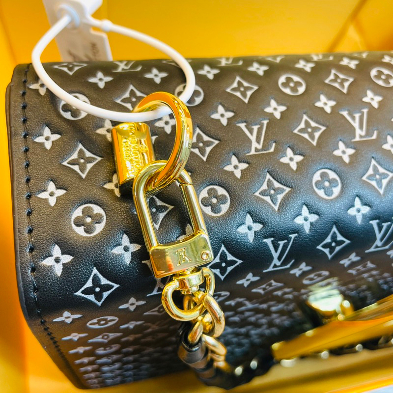 Túi lv twist logo chìm 3D s23