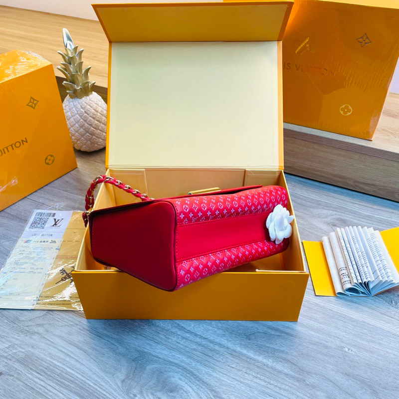 Túi lv twist logo chìm 3D s23