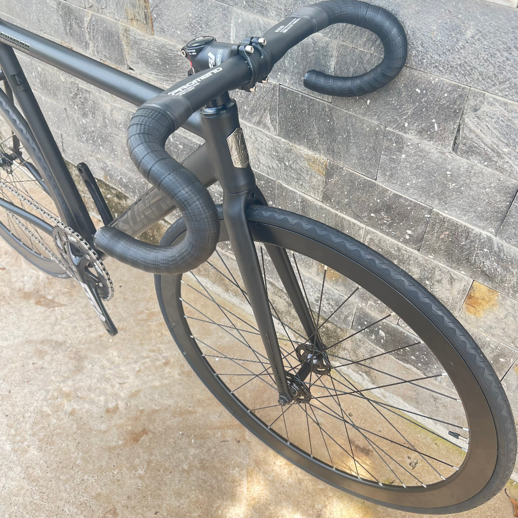 Xe đạp fixed gear TSUNAMI SNM100 nâng cao - Đen nhám chữ đen