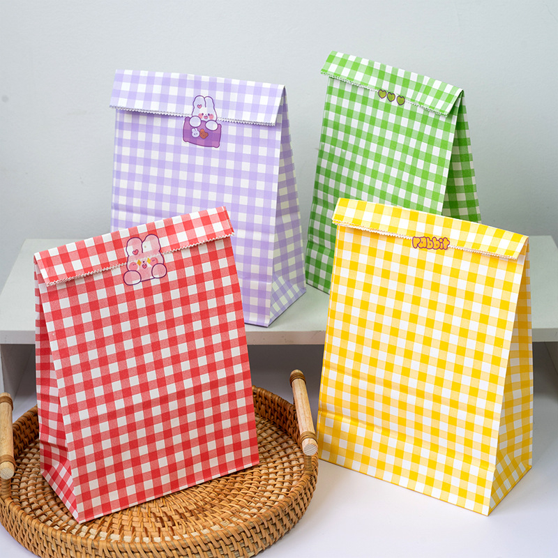 Túi giấy đựng quà mini cute mẫu 5, giấy gói hàng họa tiết caro.