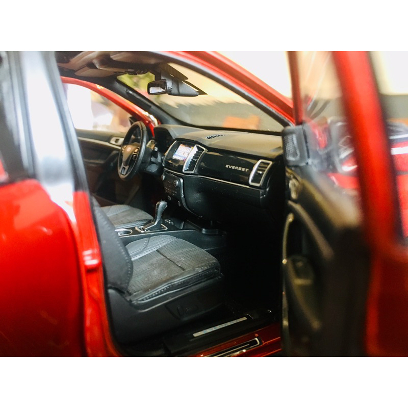 Mô hình xe Ford Everest 2020 tỉ lệ 1:18