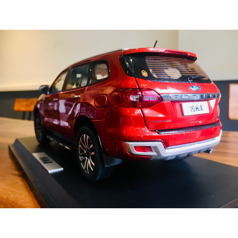 Mô hình xe Ford Everest 2020 tỉ lệ 1:18