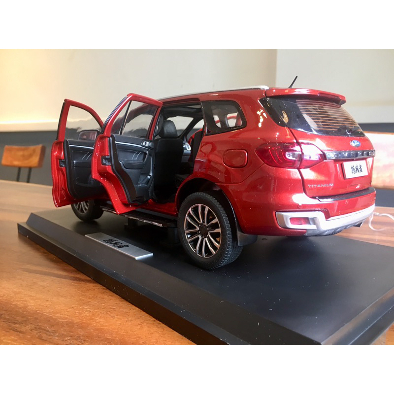 Mô hình xe Ford Everest 2020 tỉ lệ 1:18