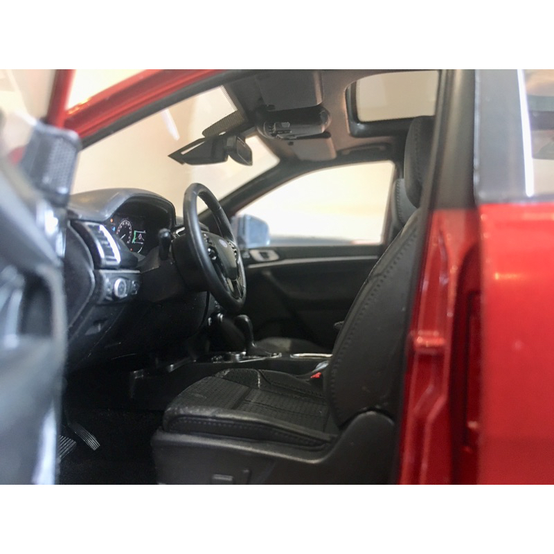 Mô hình xe Ford Everest 2020 tỉ lệ 1:18