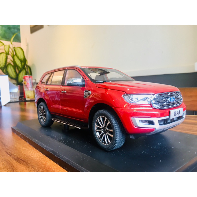 Mô hình xe Ford Everest 2020 tỉ lệ 1:18