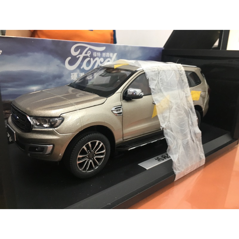 Mô hình xe Ford Everest 2020 tỉ lệ 1:18