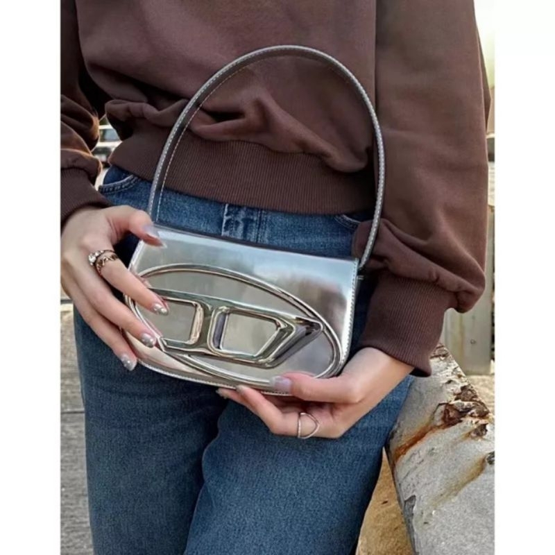 Túi xách nữ kẹp nách D.i.e.s.e.l màu bạc hot trend nhất 2023
