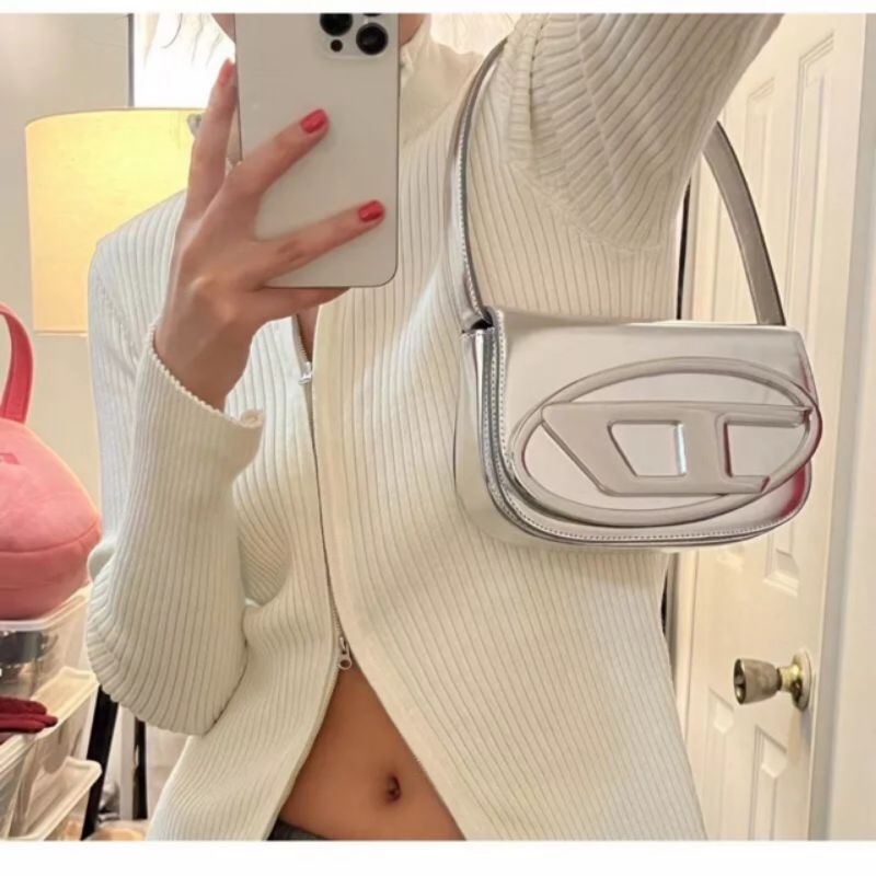 Túi xách nữ kẹp nách D.i.e.s.e.l màu bạc hot trend nhất 2023