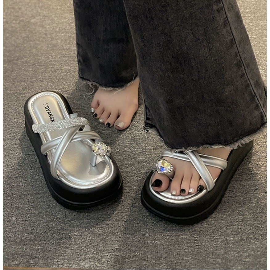 Dép đan chéo đính đá đế dày nữ đi bên ngoài 2023 dễ phối đồ thường ngày