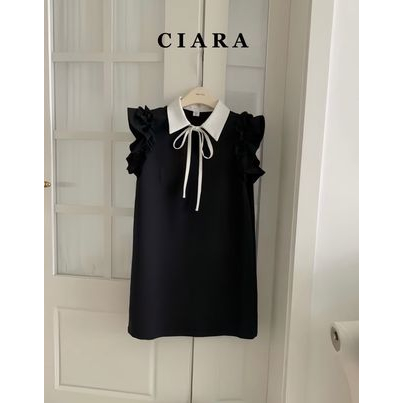Váy đen phối cổ trắng thắt nơ