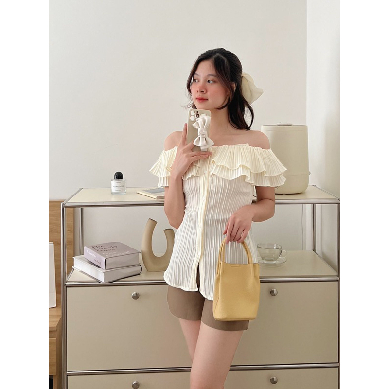 Áo gân trễ vai 2 lớp bèo tầng xẻ trước