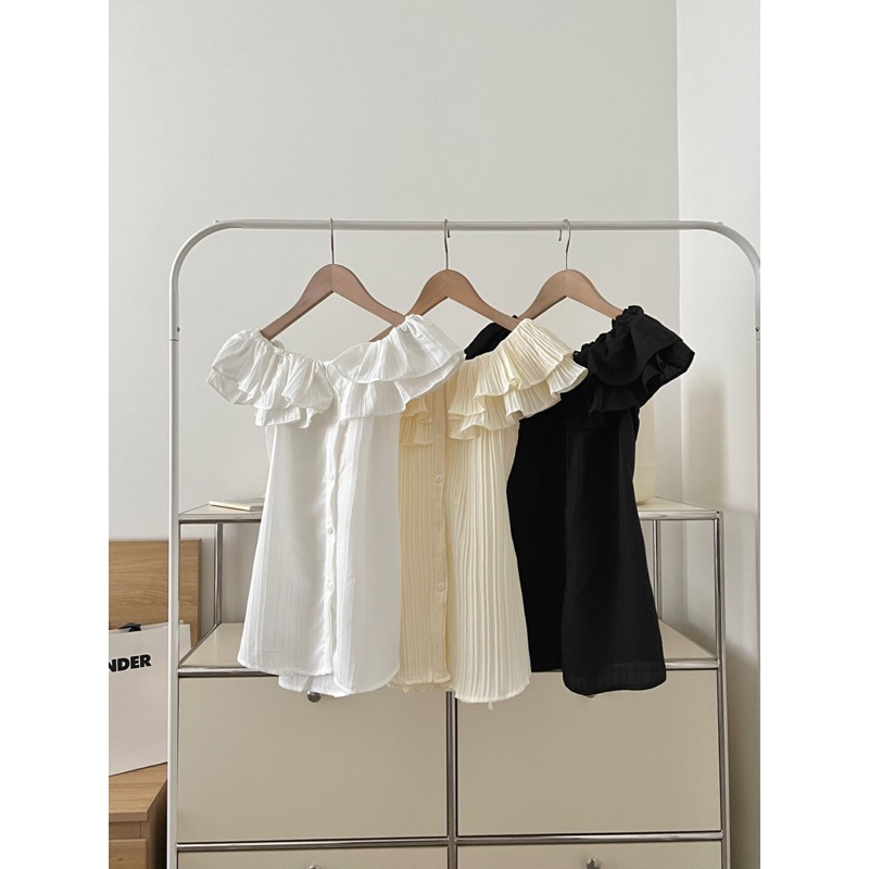 Áo gân trễ vai 2 lớp bèo tầng xẻ trước