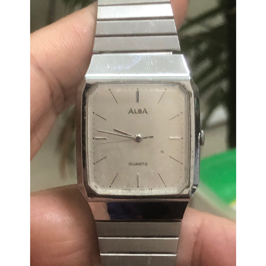 Đồng hồ hiệu Alba, kiểu mặt vuông 27x30mm. Nam tay nhỏ