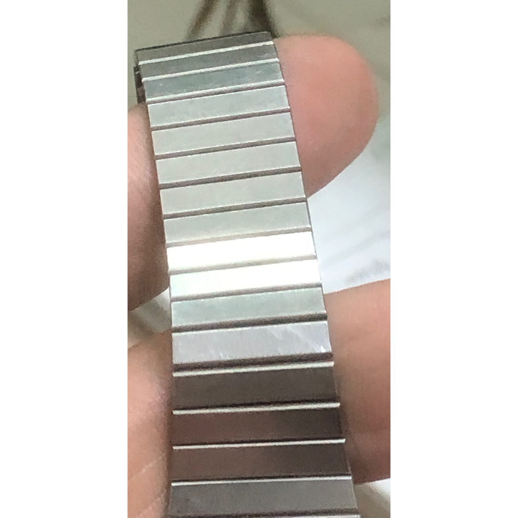 Đồng hồ hiệu Alba, kiểu mặt vuông 27x30mm. Nam tay nhỏ