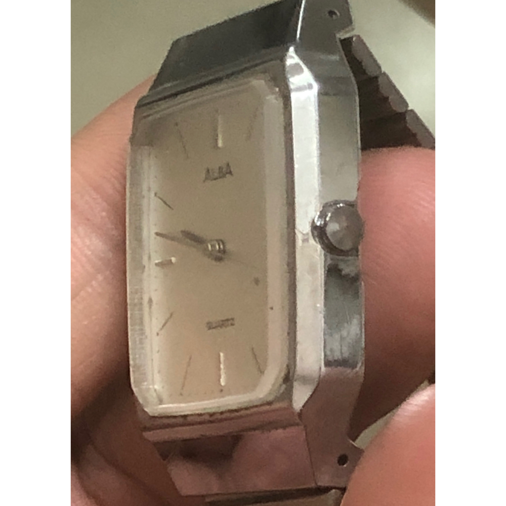 Đồng hồ hiệu Alba, kiểu mặt vuông 27x30mm. Nam tay nhỏ