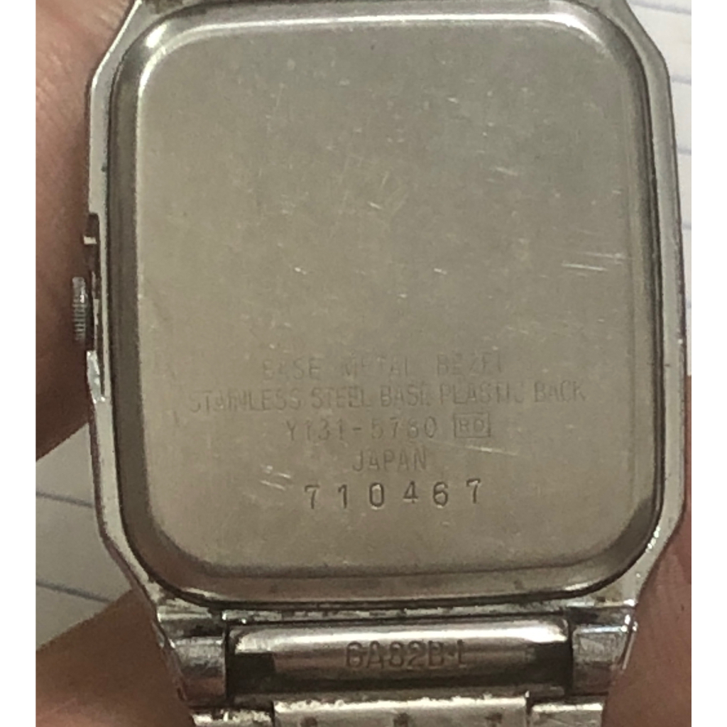 Đồng hồ hiệu Alba, kiểu mặt vuông 27x30mm. Nam tay nhỏ