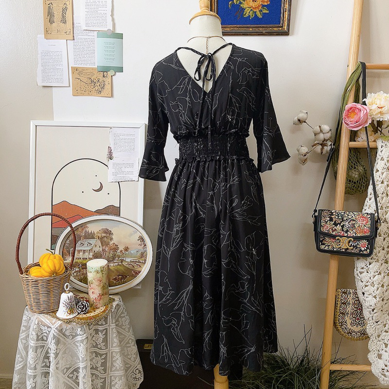 Đầm midi đen hoa tay lỡ